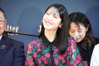 「ハリー・ポッター」体験型施設がオープン！ 浜辺美波、マルフォイ役のトム・フェルトンと笑顔でテープカット