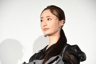 吉岡里帆＆松本まりか、“初”映画監督・千原徹也に最敬礼！「魔法みたいな現場でした」