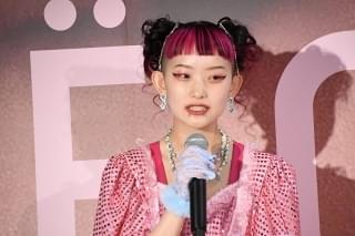 吉岡里帆＆松本まりか、“初”映画監督・千原徹也に最敬礼！「魔法みたいな現場でした」