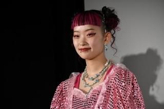 吉岡里帆＆松本まりか、“初”映画監督・千原徹也に最敬礼！「魔法みたいな現場でした」