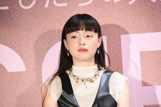吉岡里帆＆松本まりか、“初”映画監督・千原徹也に最敬礼！「魔法みたいな現場でした」