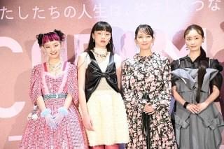 吉岡里帆＆松本まりか、“初”映画監督・千原徹也に最敬礼！「魔法みたいな現場でした」