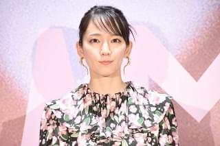 吉岡里帆＆松本まりか、“初”映画監督・千原徹也に最敬礼！「魔法みたいな現場でした」