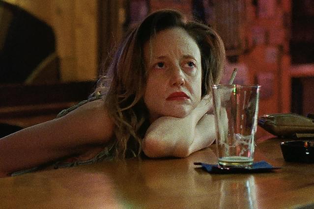 【「To Leslie トゥ・レスリー」評論】宝くじ当選から6年でホームレスに…酒浸り女性の人生の分岐点を描く、ドキハラの人間サスペンス