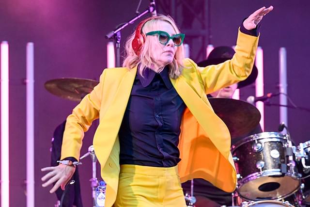 野外音楽フェスティバルにサプライズ登場