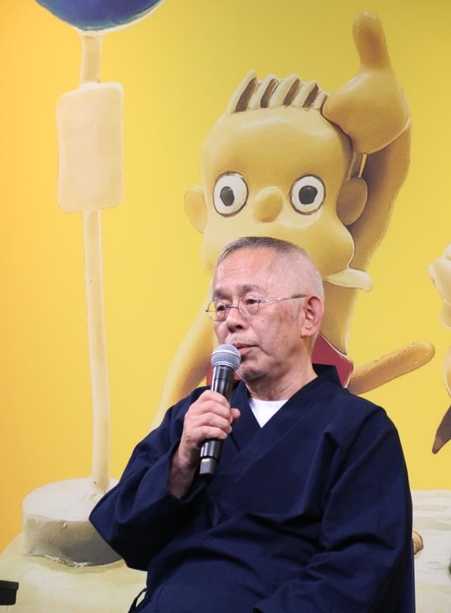 後ろのキャラクターは鈴木敏夫プロデューサーがモチーフになっている