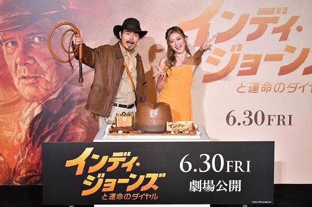 小澤征悦（左）、ゆうちゃみ（右）