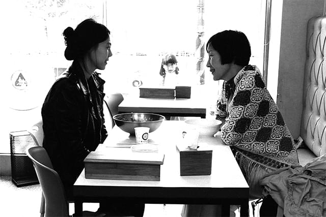 【「小説家の映画」評論】モノクロと会話と“想像”のあいだにあるもの