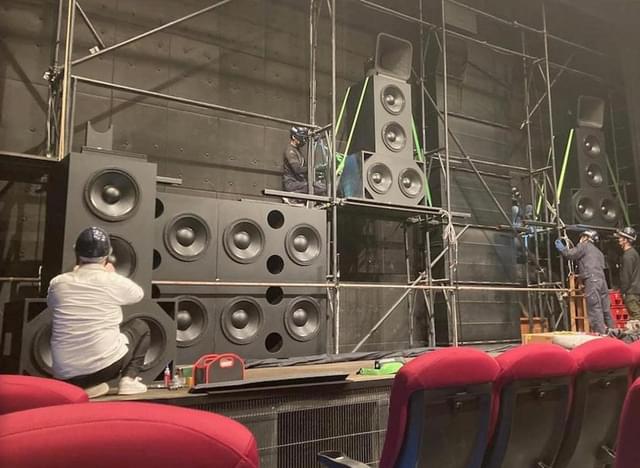 スクリーンの後ろに設置された「BUNGEI-PHONIC SOUND SYSTEM」のフロントLCRスピーカー