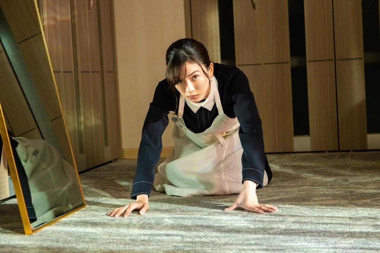 永野芽郁VS鈴木京香「御手洗家、炎上する」主題歌はVaundy！ 復讐劇にのぞむ美しくもゾッとする表情とらえた場面写真も