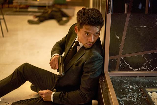 ヒョンビンがスーツ姿で本格アクションに挑む！