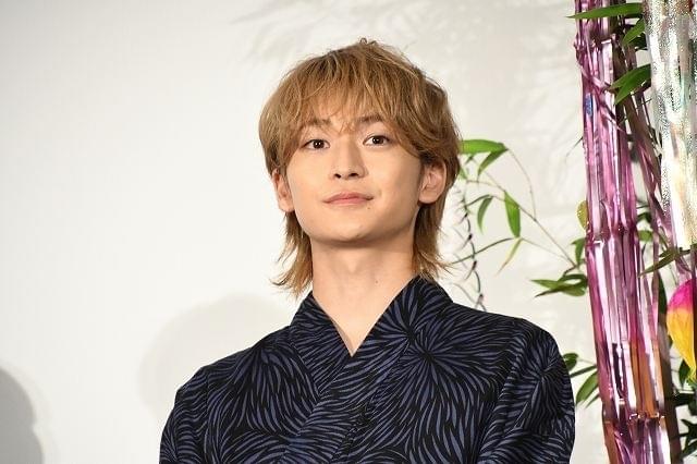 高橋文哉「後ろを振り返らずに進んでいきたい」 恋愛映画初主演、公開初日に笑顔