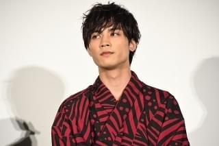 高橋文哉「後ろを振り返らずに進んでいきたい」 恋愛映画初主演、公開初日に笑顔