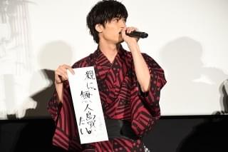 高橋文哉「後ろを振り返らずに進んでいきたい」 恋愛映画初主演、公開初日に笑顔