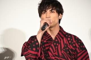 高橋文哉「後ろを振り返らずに進んでいきたい」 恋愛映画初主演、公開初日に笑顔