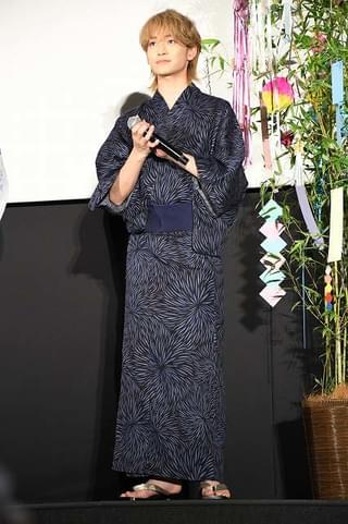 高橋文哉「後ろを振り返らずに進んでいきたい」 恋愛映画初主演、公開初日に笑顔