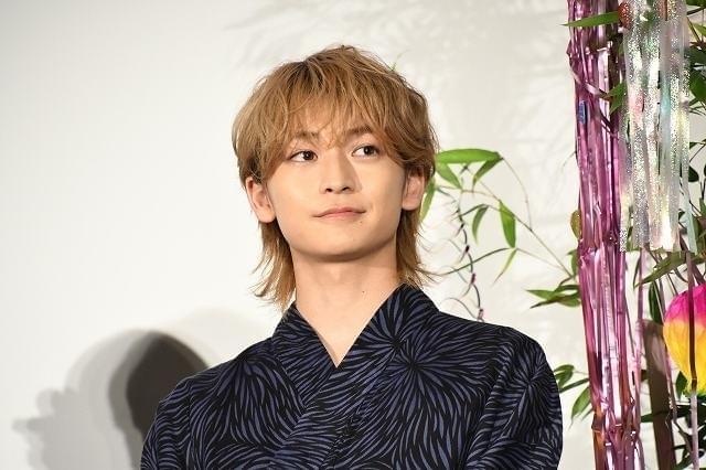 高橋文哉「後ろを振り返らずに進んでいきたい」 恋愛映画初主演、公開初日に笑顔