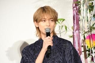 高橋文哉「後ろを振り返らずに進んでいきたい」 恋愛映画初主演、公開初日に笑顔