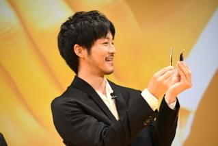 松坂桃李、スプーン曲げ成功に驚き「ハンドパワーってあるんですね」