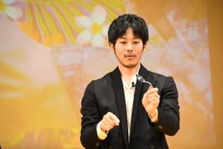 松坂桃李、スプーン曲げ成功に驚き「ハンドパワーってあるんですね」