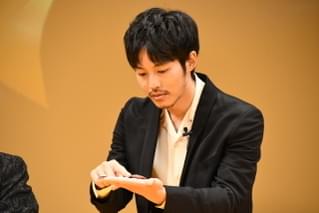 松坂桃李、スプーン曲げ成功に驚き「ハンドパワーってあるんですね」