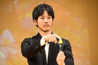 松坂桃李、スプーン曲げ成功に驚き「ハンドパワーってあるんですね」