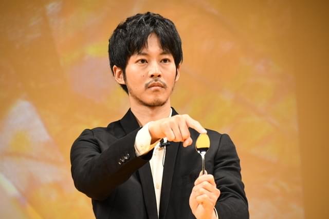 松坂桃李、スプーン曲げ成功に驚き「ハンドパワーってあるんですね」