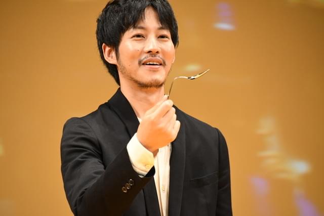 松坂桃李、スプーン曲げ成功に驚き「ハンドパワーってあるんですね」