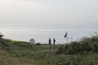 【この2人は誰？】祝・海の日！「翔んで埼玉」続編、埼玉県人の悲願“海”の写真が公開
