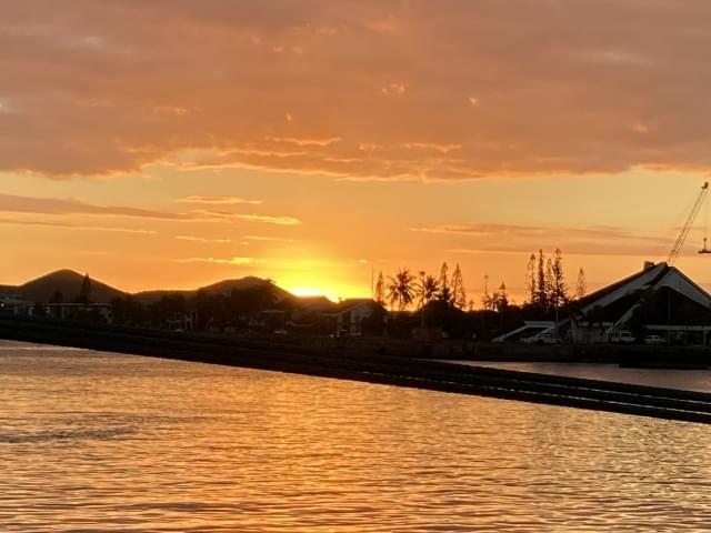 映画館ほど近くの港にて