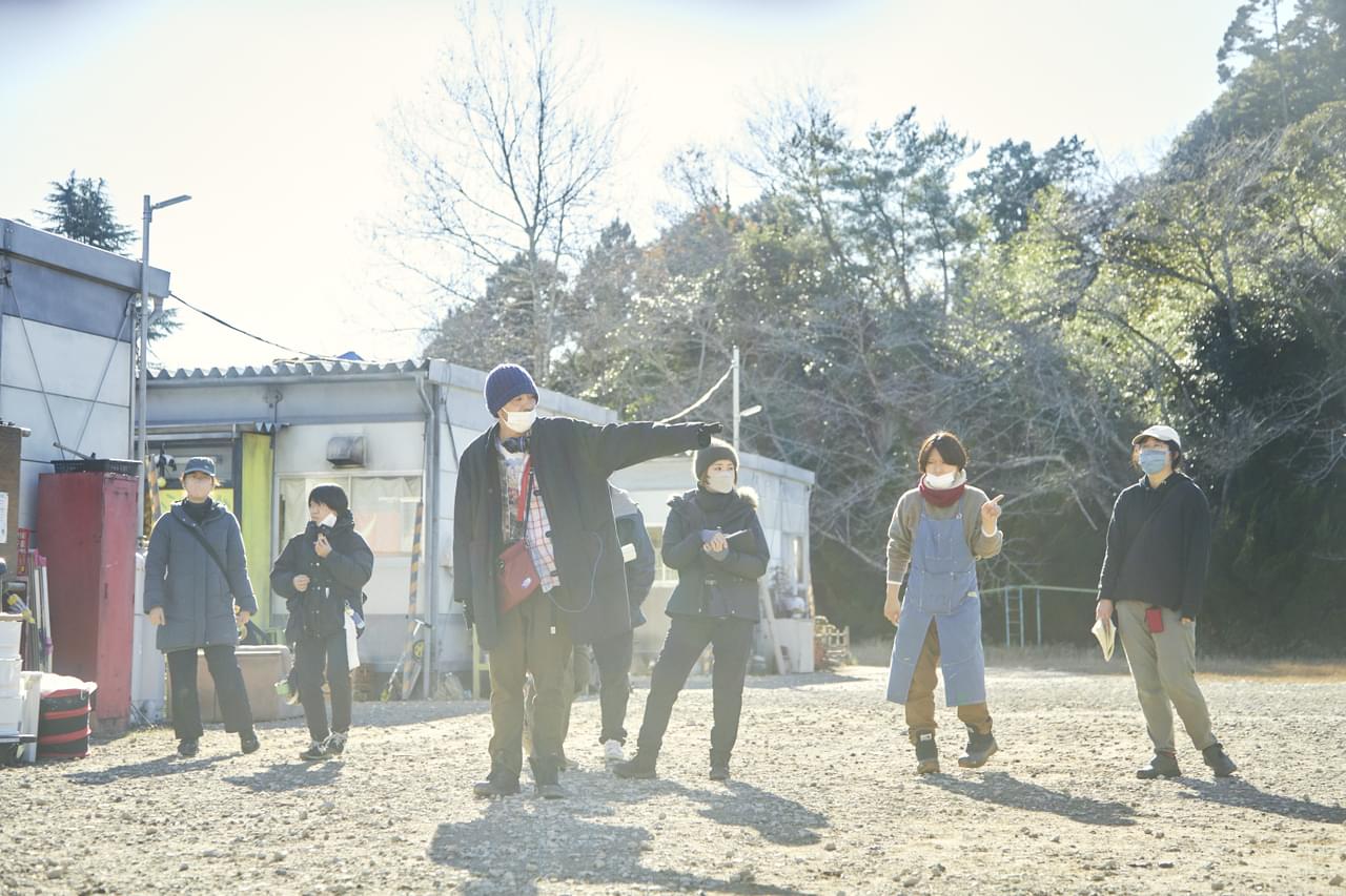 宮藤官九郎「現実と地続きの作品に」 舞台は仮設住宅、個性豊かな住人の生活感が見えるリアルなセットに注目 「季節のない街」現場レポート