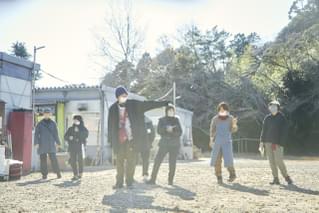 宮藤官九郎「現実と地続きの作品に」 舞台は仮設住宅、個性豊かな住人の生活感が見えるリアルなセットに注目 「季節のない街」現場レポート