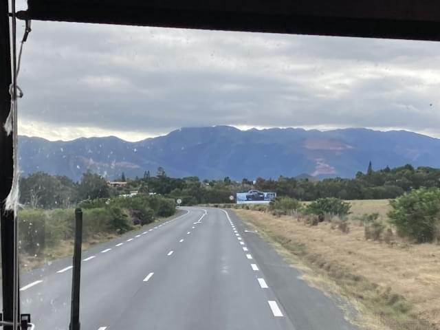 前方の山、赤土の箇所はニッケル採掘場でしょうか