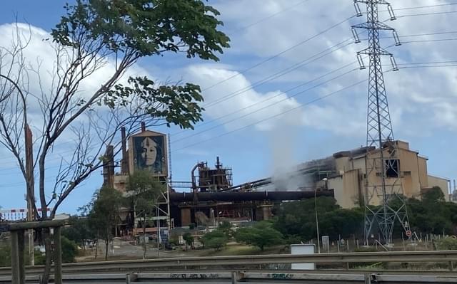 ヌメア市街ほど近くにあるニッケル工場