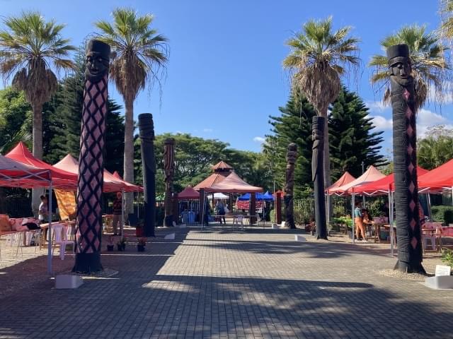 カナックの伝統的な彫刻作品も楽しめる公園