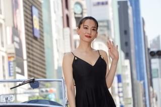 綾瀬はるか、銀座の街にクラシックカーで登場！ 驚く沿道の人々にニッコリ