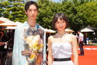 綾瀬はるか、銀座の街にクラシックカーで登場！ 驚く沿道の人々にニッコリ