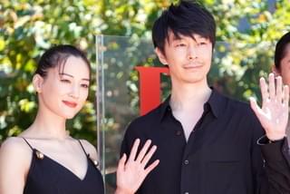 綾瀬はるか、銀座の街にクラシックカーで登場！ 驚く沿道の人々にニッコリ