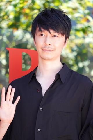 綾瀬はるか、銀座の街にクラシックカーで登場！ 驚く沿道の人々にニッコリ