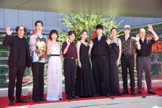 綾瀬はるか、銀座の街にクラシックカーで登場！ 驚く沿道の人々にニッコリ