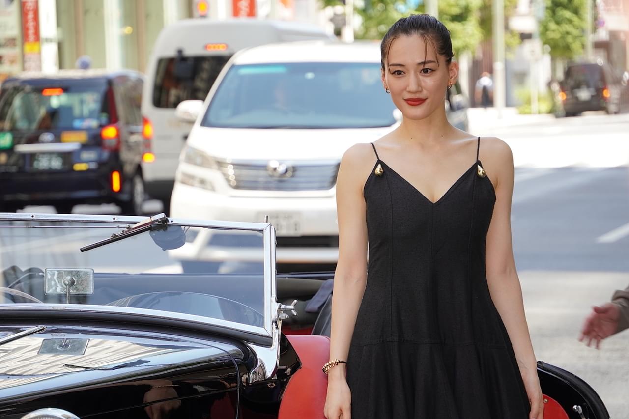 綾瀬はるか、銀座の街にクラシックカーで登場！ 驚く沿道の人々にニッコリ