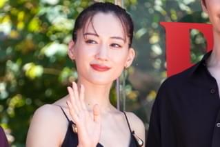 綾瀬はるか、銀座の街にクラシックカーで登場！ 驚く沿道の人々にニッコリ