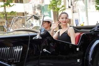 綾瀬はるか、銀座の街にクラシックカーで登場！ 驚く沿道の人々にニッコリ