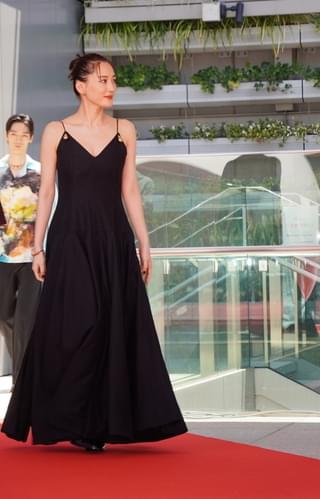 綾瀬はるか、銀座の街にクラシックカーで登場！ 驚く沿道の人々にニッコリ