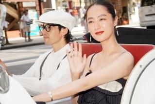 綾瀬はるか、銀座の街にクラシックカーで登場！ 驚く沿道の人々にニッコリ