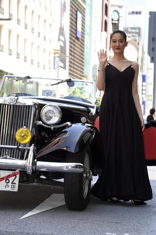綾瀬はるか、銀座の街にクラシックカーで登場！ 驚く沿道の人々にニッコリ