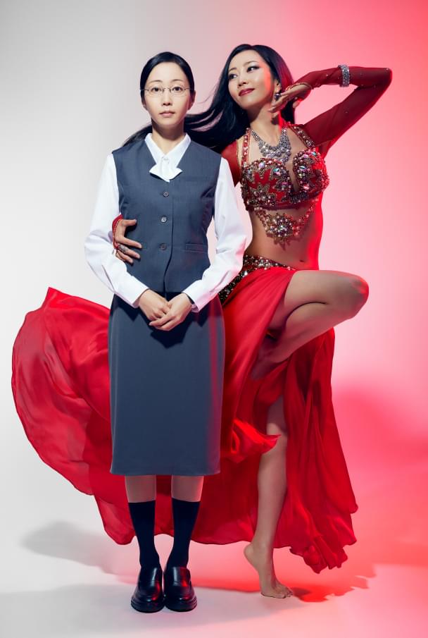 地味なOLと、セクシーなベリーダンサーというふたつの顔を持つ女性を演じる