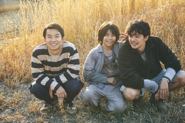 ホームレス役を演じた大沢一菜(中)