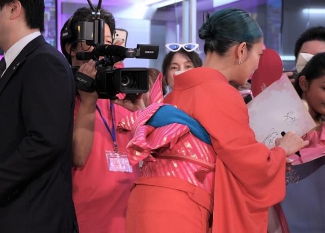 ピンクの着物姿を披露