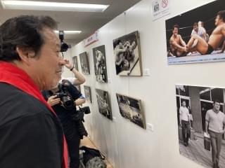 燃える闘魂・アントニオ猪木展開催、メモリアルな写真やグッズがずらり 藤波辰爾は思い出語る